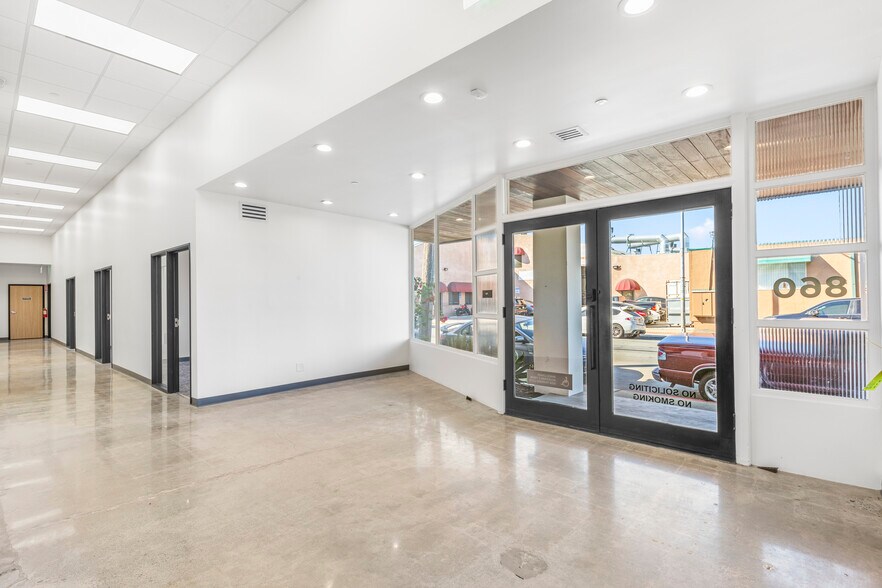 More Photos Of 860 Charter St, Redwood City Research And Development For Lease