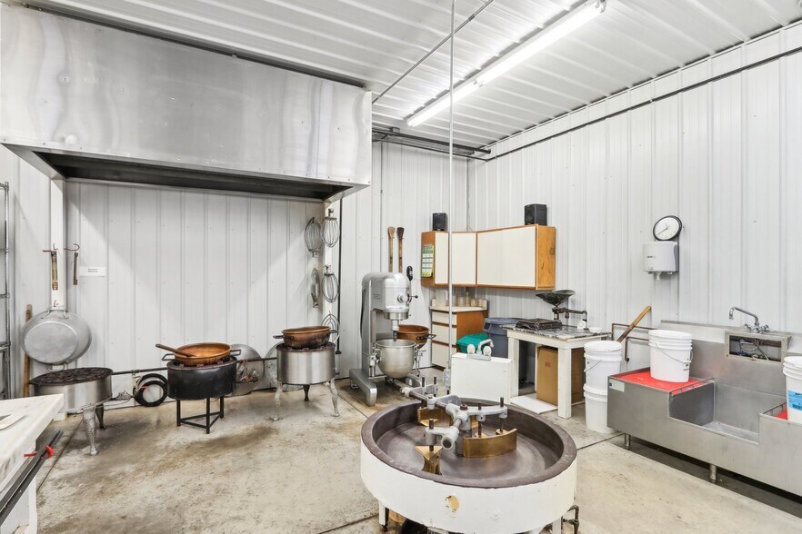 More Photos Of 680 Enterprise Dr, Lake Mills Freestanding For Lease