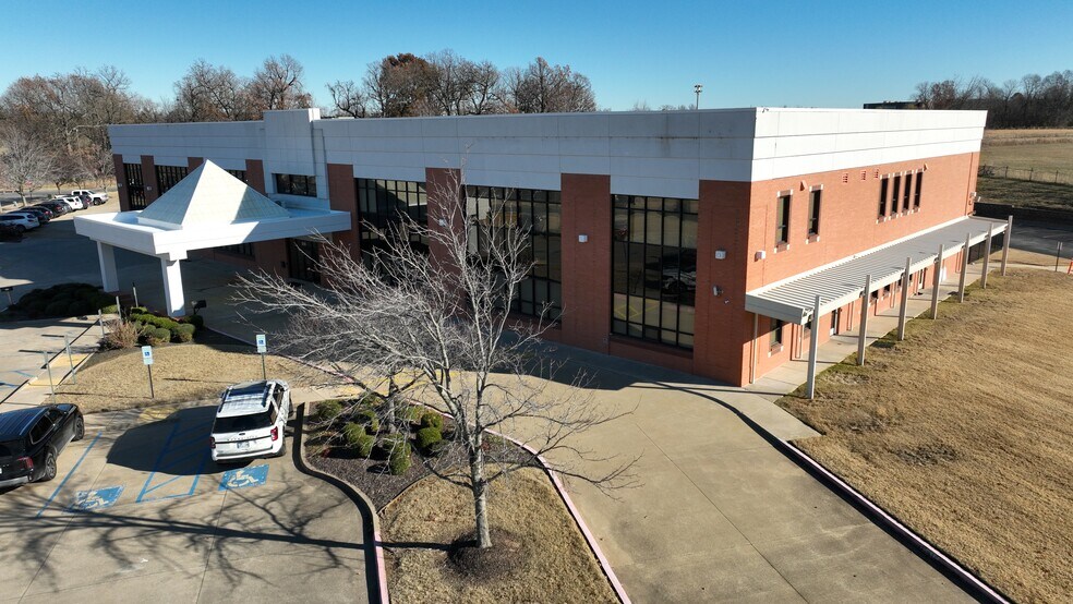 More Photos Of 519 Latham Dr, Lowell Medical For Sale