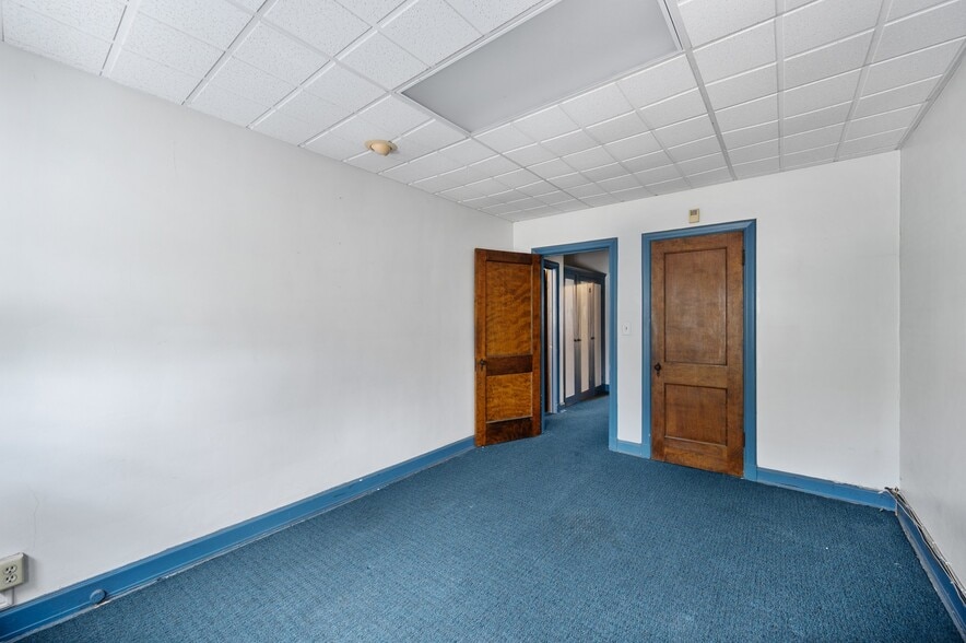 More Photos Of 16903 Fischer Rd, Cleveland Office For Sale