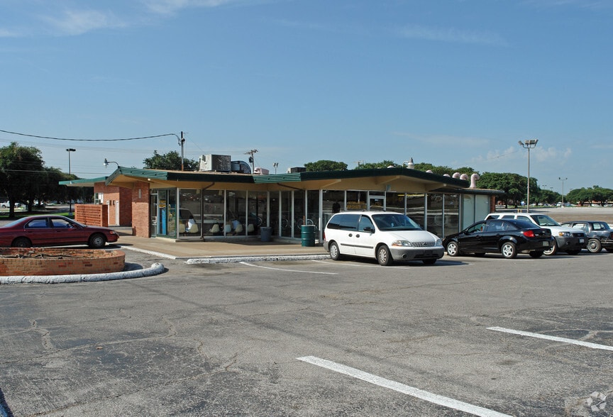More Photos Of 655-700 W Illinois Ave, Dallas Unknown For Lease