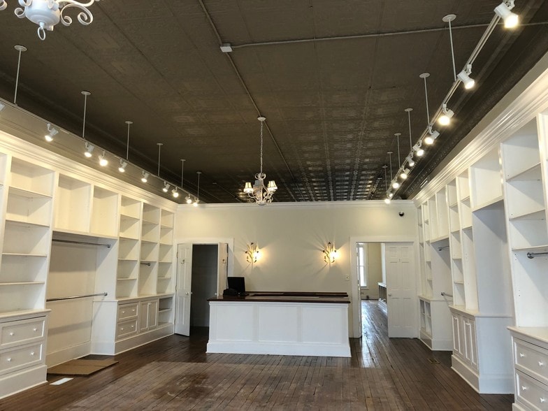More Photos Of 209-211 N Limestone, Lexington Storefront Retail Residential For Sale