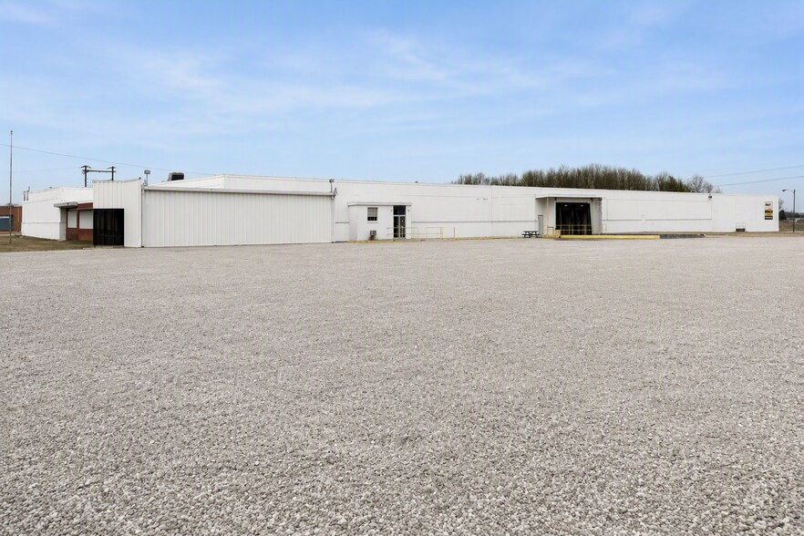 More Photos Of 624 B Ave E, Seymour Warehouse For Lease
