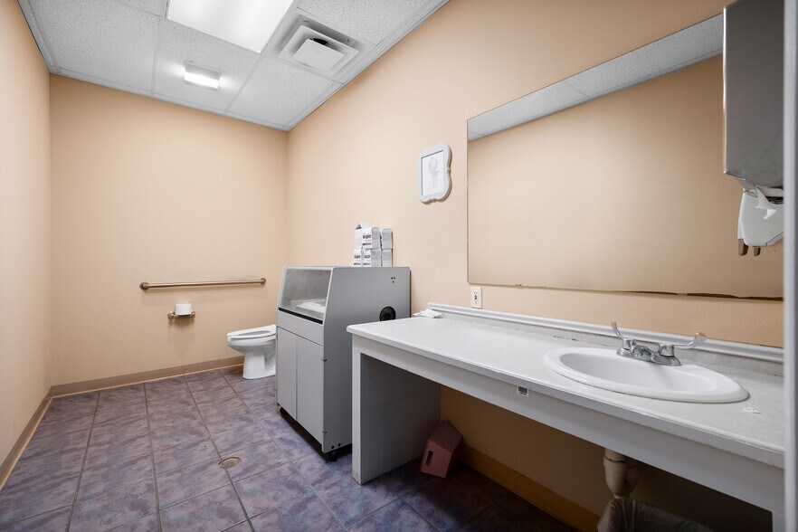 More Photos Of 12334 US-165, Glenmora Office For Sale