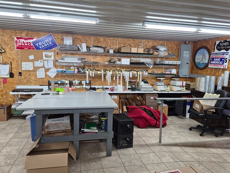 More Photos Of 118 N 4th St, Abbotsford General Retail For Sale