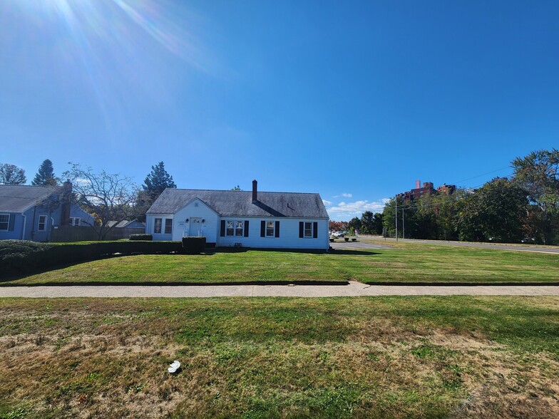 Primary Photo Of 128 Saltonstall Pky, East Haven Medical For Sale