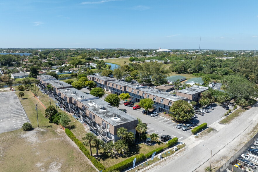 More Photos Of 3901 36th Ct, West Palm Beach Apartments For Sale