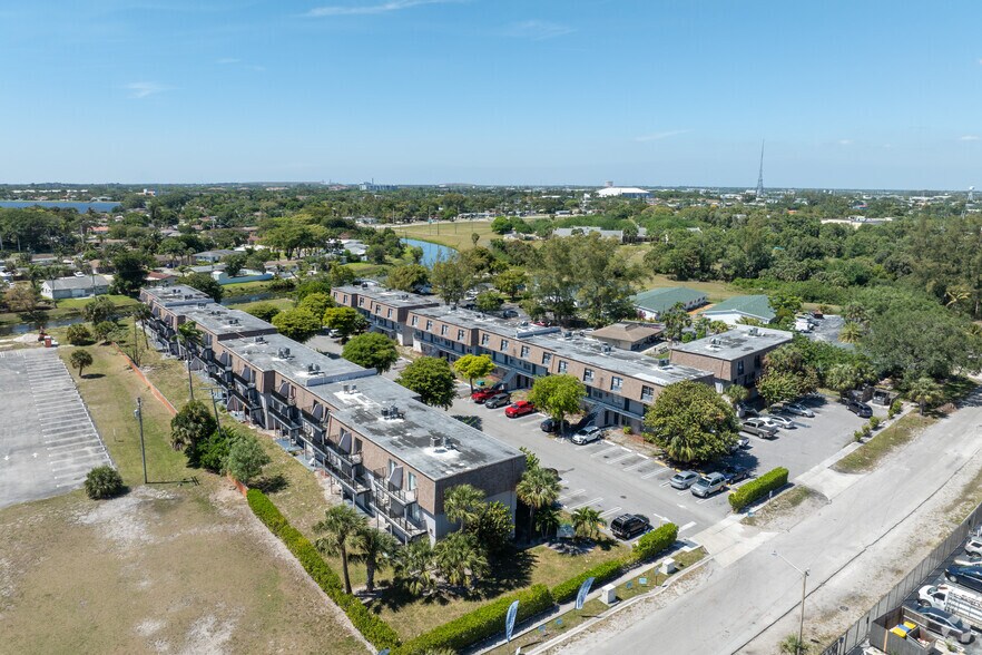 More Photos Of 3901 36th Ct, West Palm Beach Apartments For Sale