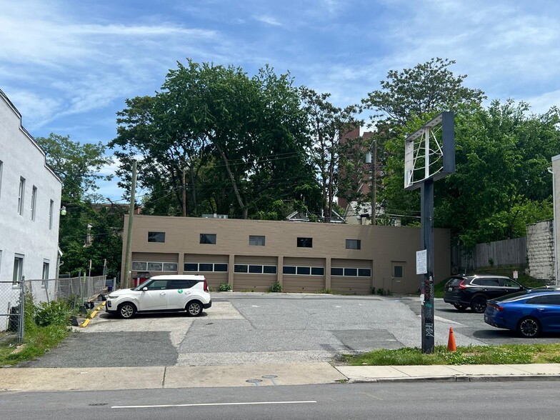 Primary Photo Of 3901 Falls Rd, Baltimore Auto Repair For Lease