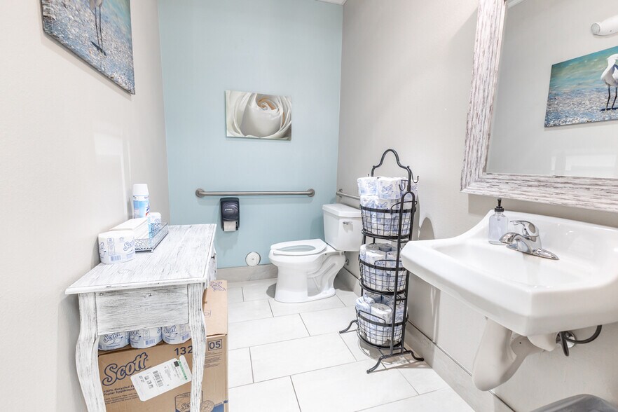 More Photos Of 809 County Road 466, Lady Lake Office For Sale