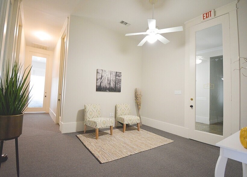 More Photos Of 100-102 E Alamo St, Brenham Office For Lease