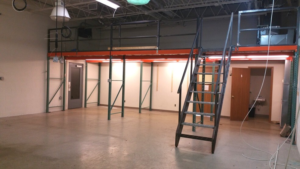 More Photos Of 9263 Ravenna Rd, Twinsburg Showroom For Lease