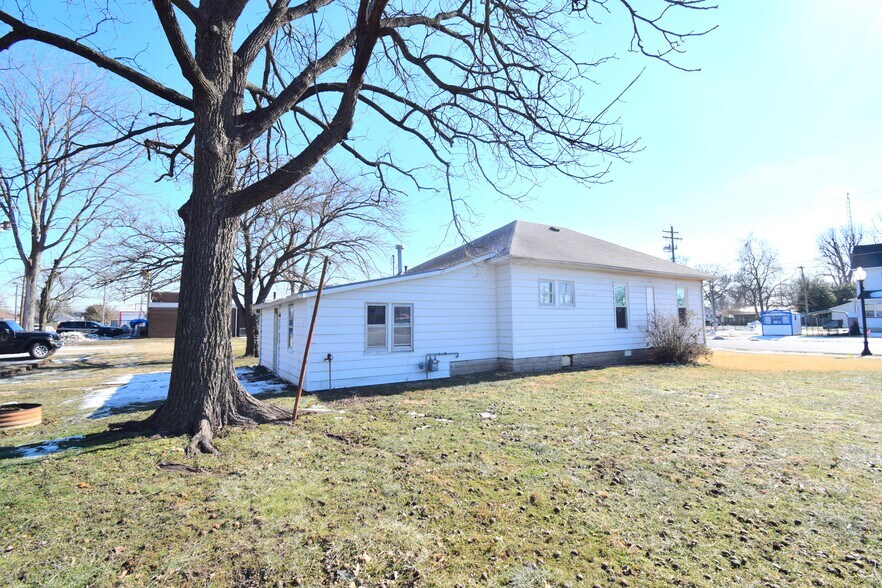 More Photos Of 102 N Park St, Sesser Restaurant For Sale