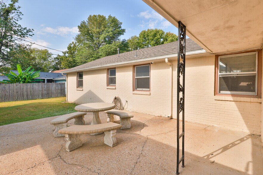 More Photos Of 551 Elm St, Martin Hotel For Sale