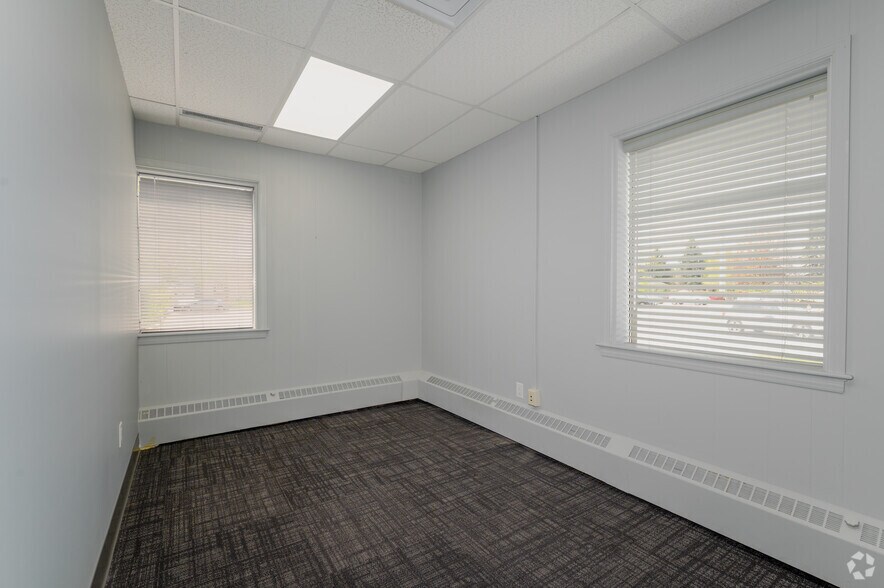 More Photos Of 340-390 Saskatoon St, London Showroom For Lease