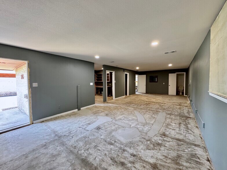 More Photos Of 5816 Berkman Dr, Austin Office For Lease