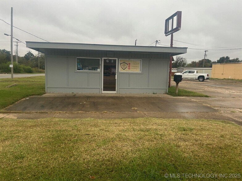 Primary Photo Of 603 W Cherokee St, Wagoner Freestanding For Sale