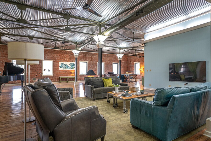 More Photos Of 1611 Washington St, Alexandria Showroom For Sale