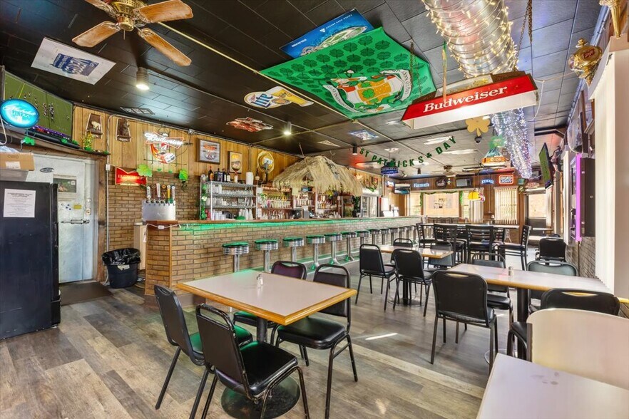 More Photos Of 1034 8th St, Onawa Bar For Sale