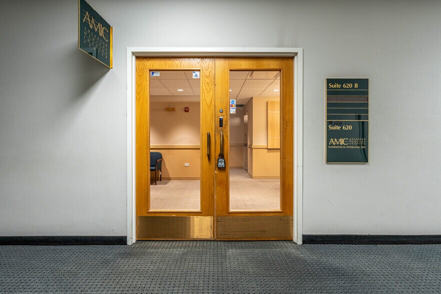 More Photos Of 111 N Wabash Ave, Chicago Office For Sale