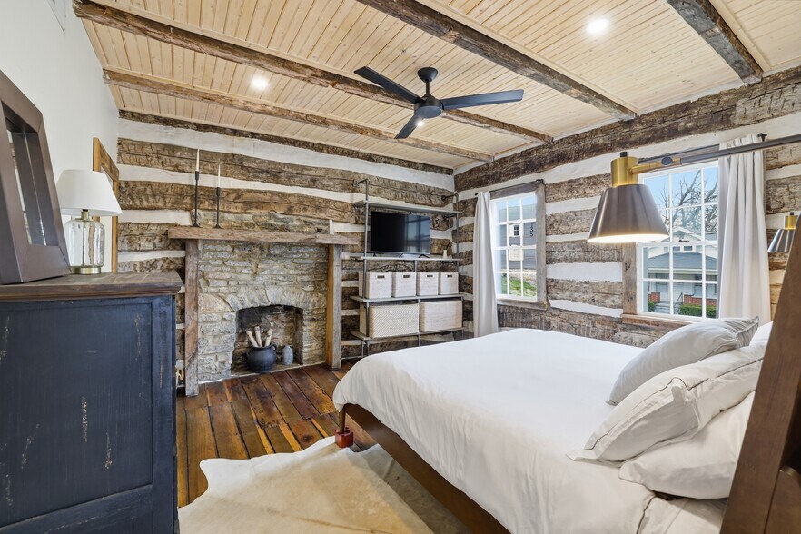 More Photos Of 202 E Walnut St, Danville Specialty For Sale