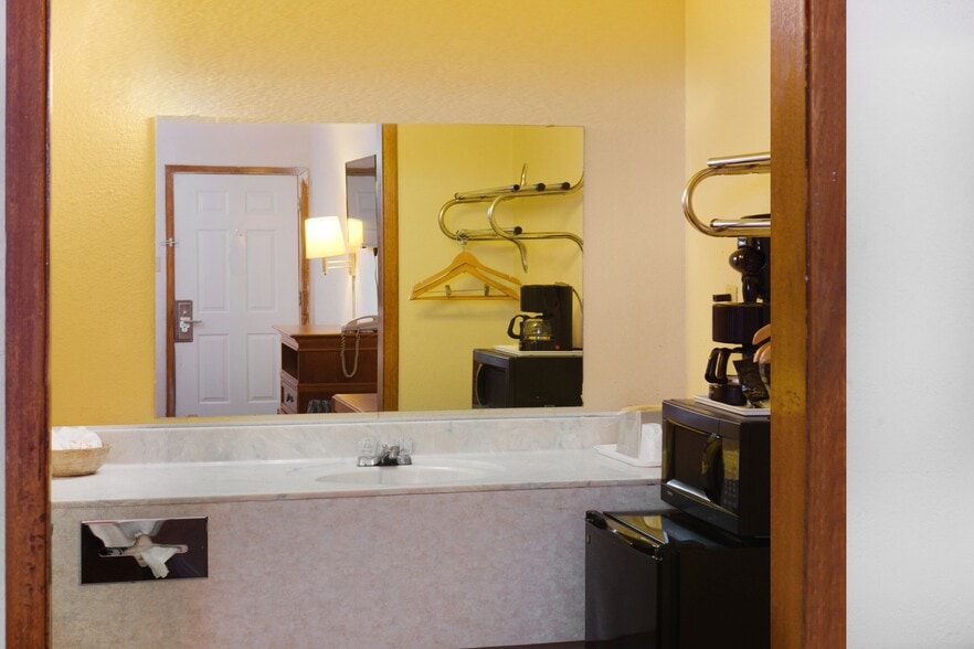 More Photos Of 823 NE Hwy 54, Guymon Hotel For Sale