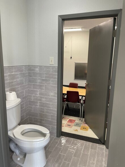 More Photos Of 6600 New York Ave, Arlington General Retail For Lease