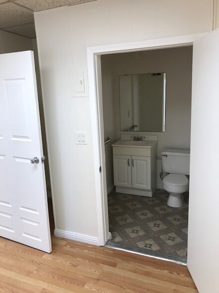 More Photos Of 5816 Lankershim Blvd, North Hollywood Office For Lease