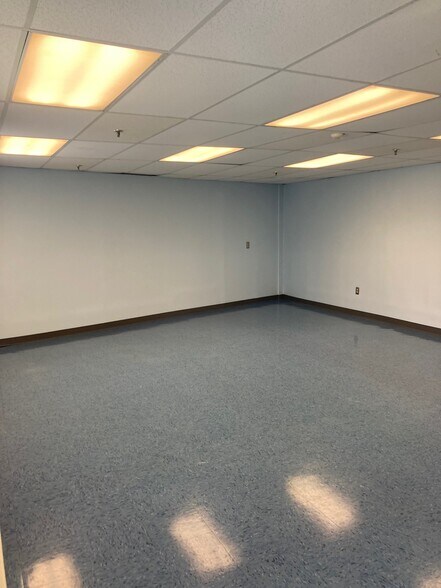 More Photos Of 41 Industrial Dr, Exeter Service For Lease