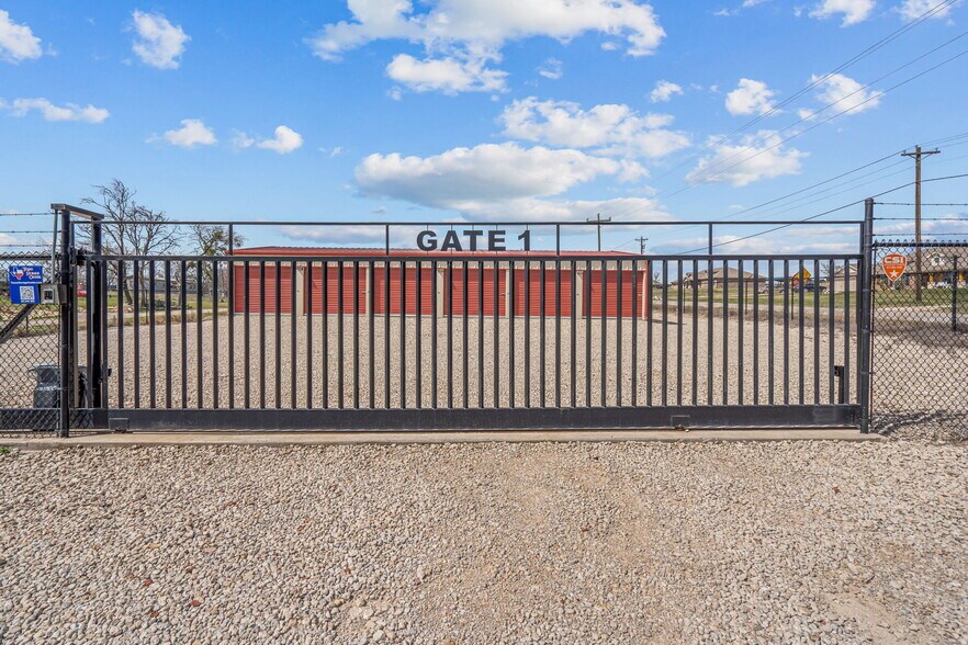 More Photos Of 101 Enchanted Lakes dr, Azle Self Storage For Sale