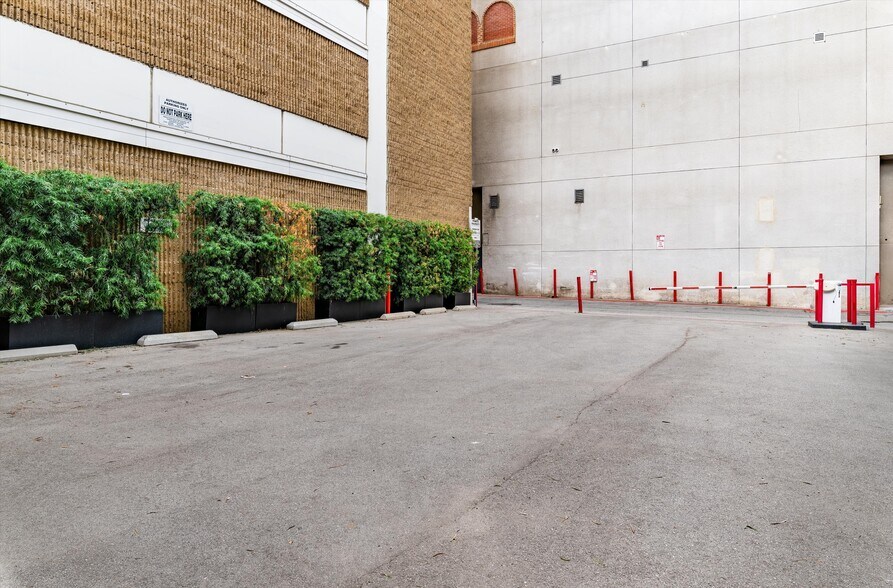 More Photos Of 420 N Camden Dr, Beverly Hills General Retail For Lease