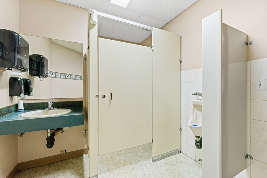 More Photos Of 1916 10th Av, Spruce View Restaurant For Sale