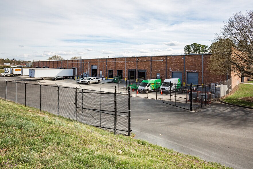 More Photos Of 6348 Burnt Poplar Rd, Greensboro Warehouse For Lease