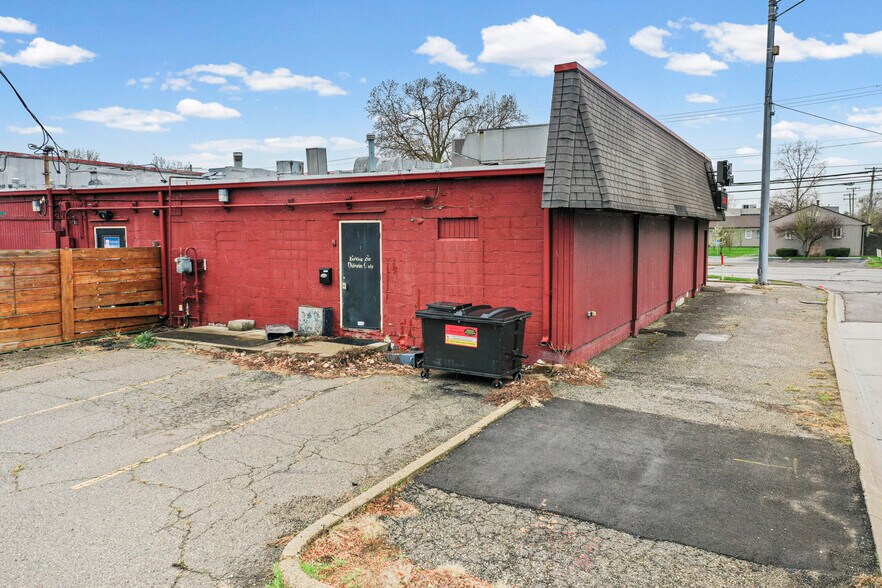 More Photos Of 1090 Rochester Rd, Troy Restaurant For Sale