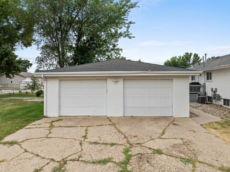More Photos Of 118 21st St NW, Minot Multifamily For Sale
