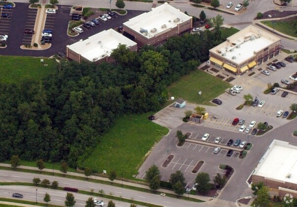 More Photos Of 8250 N Oxford St, Kansas City Storefront For Lease