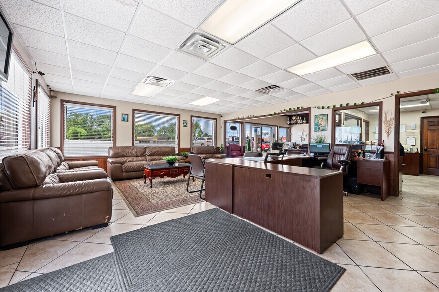 More Photos Of 411 Spencer Hwy, South Houston Auto Dealership For Lease