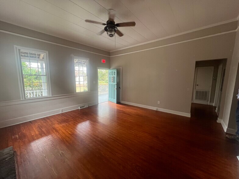 More Photos Of 209 Stallsville Rd, Summerville Office For Lease