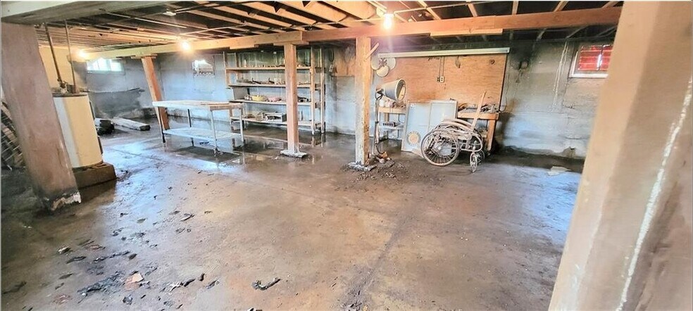 More Photos Of 512 Monroe st, Iola Loft Creative Space For Sale