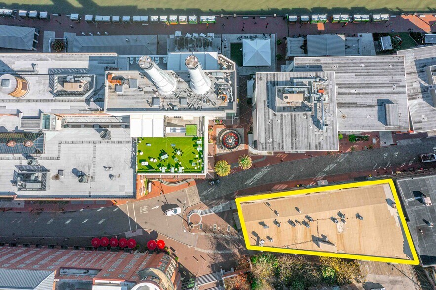 More Photos Of 313 W River St, Savannah Freestanding For Lease