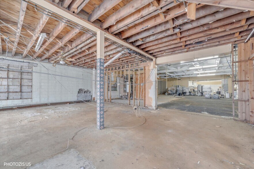 More Photos Of 122 W Northwest Hwy, Barrington Freestanding For Sale