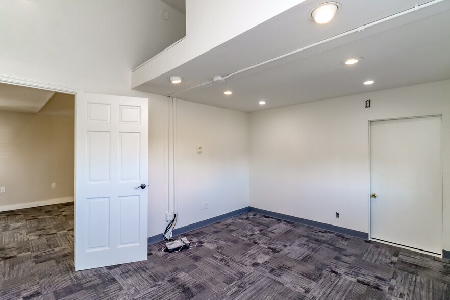 More Photos Of 3838 S Warner St, Tacoma Flex For Lease