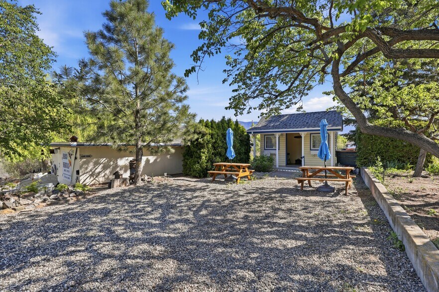More Photos Of 7001 Savona Access Rd, Thompson-Nicola Hotel For Sale