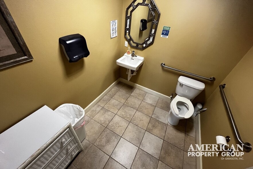 More Photos Of 420 S Tamiami Trl, Osprey Office For Sale