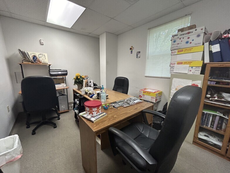 More Photos Of 10456 Pippin Rd, Cincinnati Office For Sale
