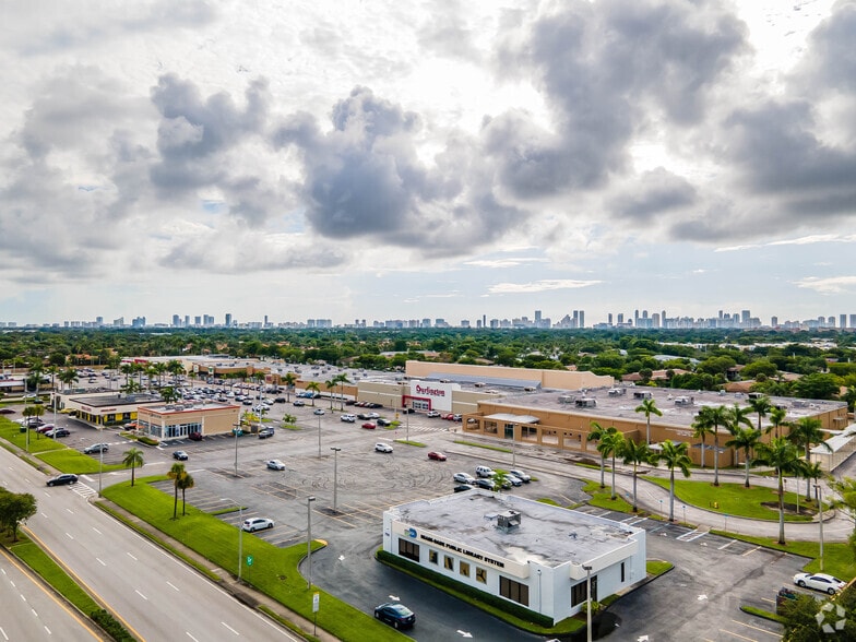 More Photos Of 850-980 Ives Dairy Rd, Miami Storefront For Lease