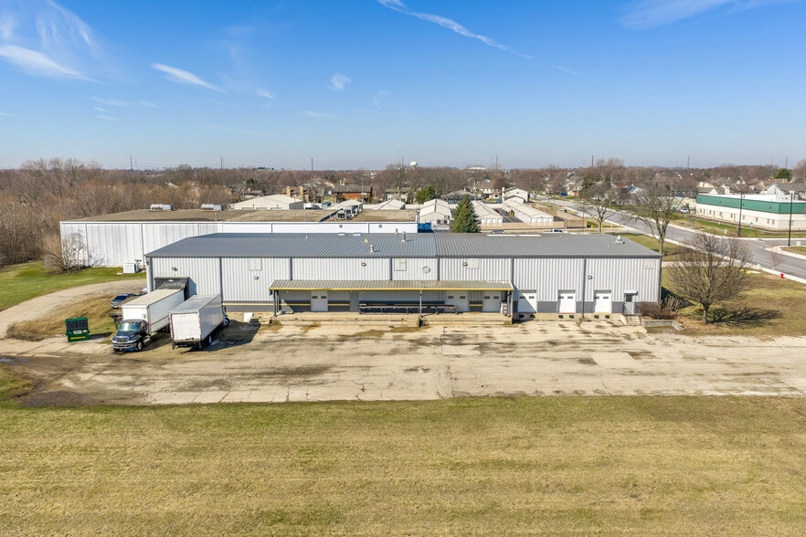 More Photos Of 1005 Geneva St, Shorewood Warehouse For Lease