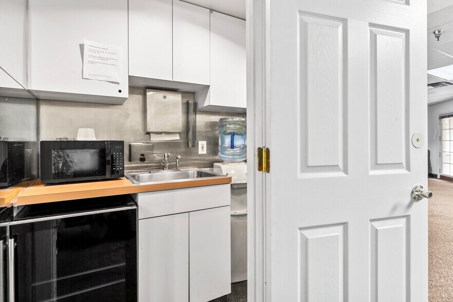 More Photos Of 4600 N Park Ave, Chevy Chase Medical For Sale