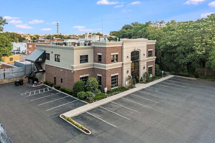 More Photos Of 51 Charles St, Mineola Office For Lease