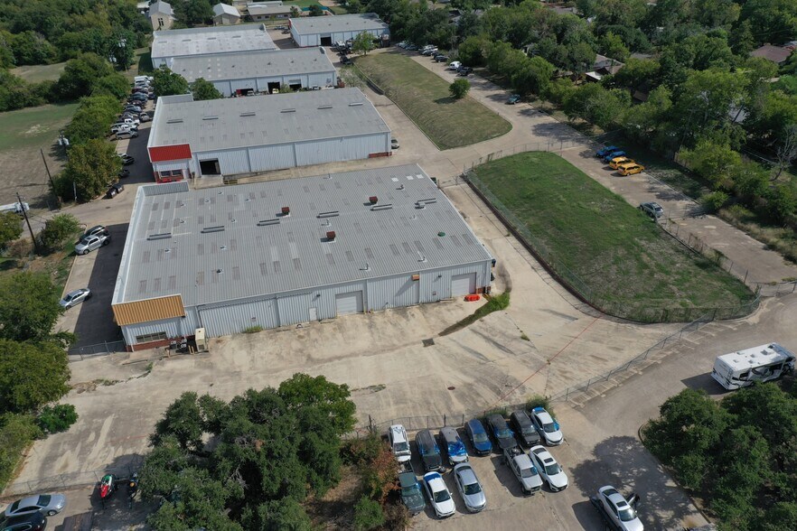 More Photos Of 10630 Joseph Clayton Dr, Austin Service For Lease